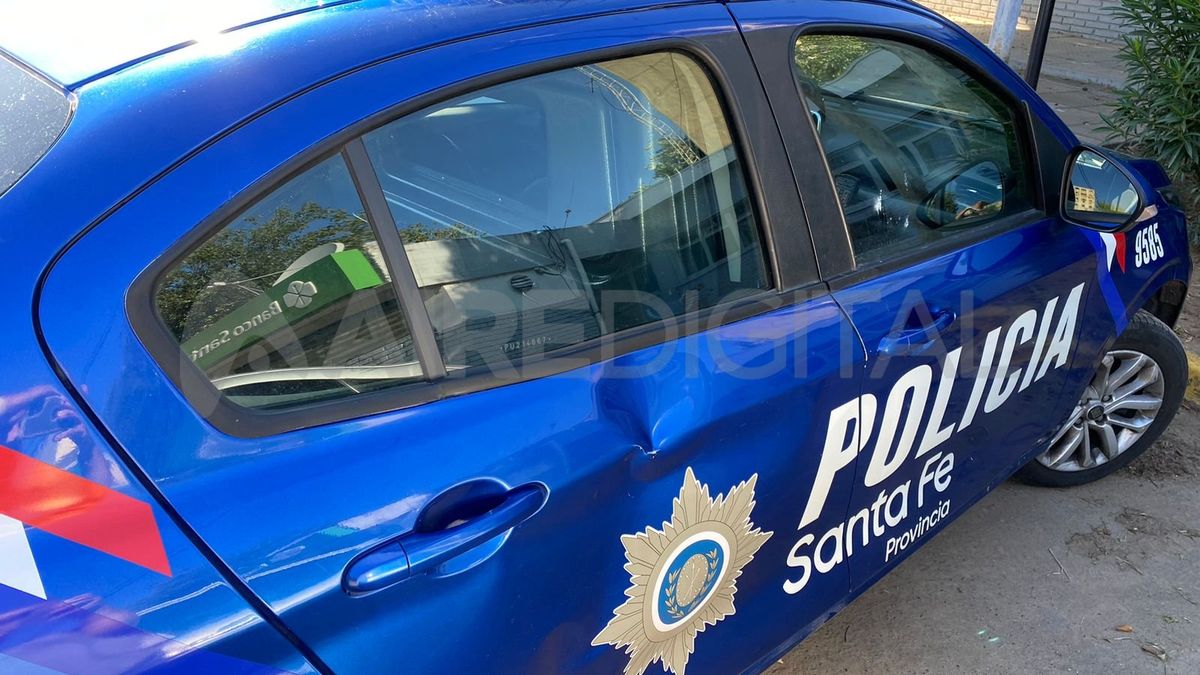 Es visible el daño que provocó una de las piedras en la puerta derecha del móvil policial.