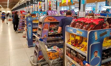 La iniciativa propone que la ASSAL controle que las golosinas sean exhibidas exclusivamente en góndolas y espacios específicos, fuera del alcance inmediato en la zona donde las personas hacen cola para pagar en caja. La iniciativa propone que la ASSAL controle que las golosinas sean exhibidas exclusivamente en góndolas y espacios específicos, fuera del alcance inmediato en la zona donde las personas hacen cola para pagar en caja.
