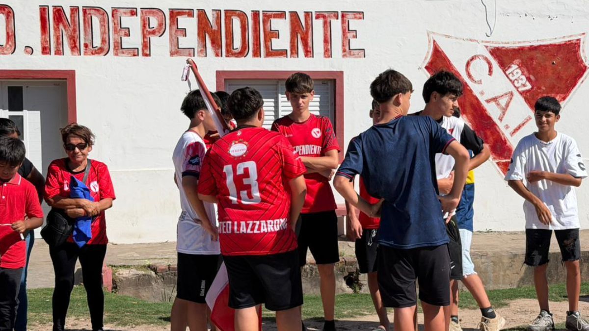 Ian tenía 13 años. Había empezado una nueva etapa: el secundario y también una nueva categoría en el club. Jugaba en Independiente desde hacía tres años. Ian tenía 13 años. Había empezado una nueva etapa: el secundario y también una nueva categoría en el club. Jugaba en Independiente desde hacía tres años.