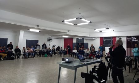 Representantes de distintos partidos políticos del departamento La Capital se reunieron en la sede del Partido Justicialista para delinear acciones en el marco de la campaña de “Unión por la Patria”. Representantes de distintos partidos políticos del departamento La Capital se reunieron en la sede del Partido Justicialista para delinear acciones en el marco de la campaña de “Unión por la Patria”.