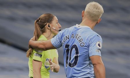El Kun Agüero le reclama una jugada a Sian Massey-Ellis y el gesto generó polémica. El Kun Agüero le reclama una jugada a Sian Massey-Ellis y el gesto generó polémica.