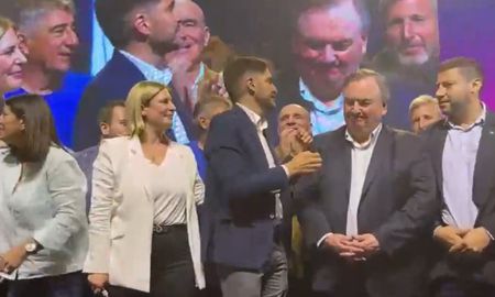 Pullaro sorprendió a todos cuando estaba arriba del escenario. ¿A quién buscaba?. Pullaro sorprendió a todos cuando estaba arriba del escenario. ¿A quién buscaba?.