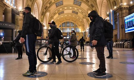 Controles en la estación de trenes Roca, en la Ciudad de Buenos Aires. Controles en la estación de trenes Roca, en la Ciudad de Buenos Aires.