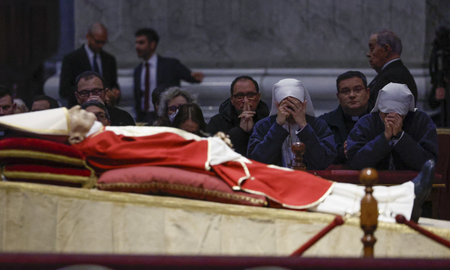 El cuerpo del papa emérito Benedicto XVI en San Pedro. El cuerpo del papa emérito Benedicto XVI en San Pedro.