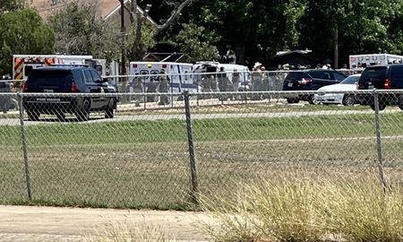 Autoridades locales pedían en las últimas horas que se mantengan alejadas de la Escuela Primaria Robb luego del incidente con un tirador activo, indicó el sitio Ksat, de San Antonio. Autoridades locales pedían en las últimas horas que se mantengan alejadas de la Escuela Primaria Robb luego del incidente con un tirador activo, indicó el sitio Ksat, de San Antonio.