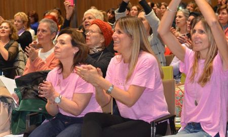 Enlazadas es una organización sin fines de lucro integrada por mujeres que atraviesan el cáncer de mama. Enlazadas es una organización sin fines de lucro integrada por mujeres que atraviesan el cáncer de mama.