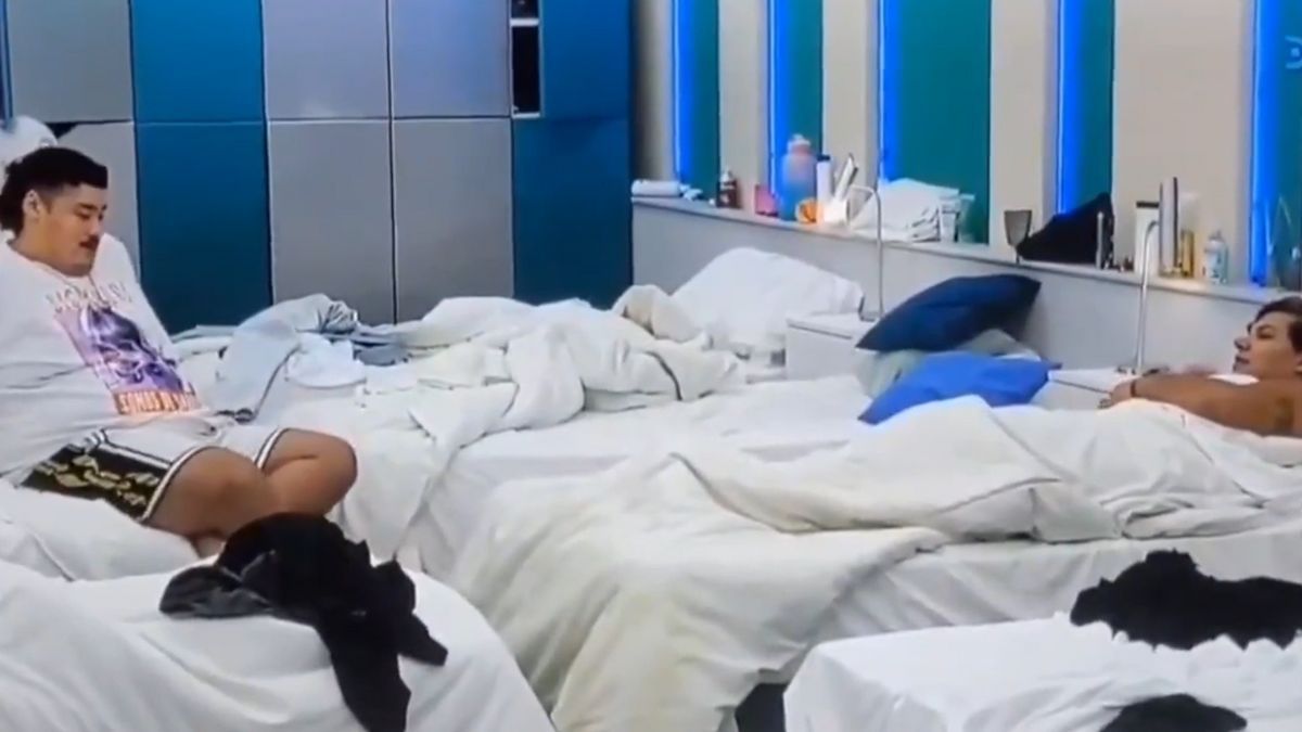 Manzana no puede dormir en la casa de Gran Hermano. Manzana no puede dormir en la casa de Gran Hermano.