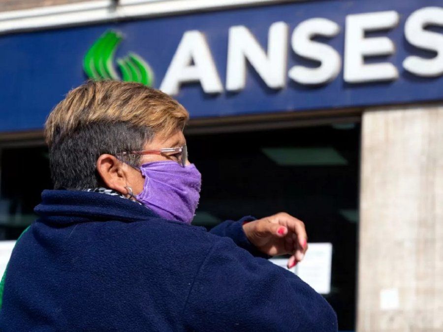 El Gobierno oficializó el aumento para jubilados y asignaciones familiares de diciembre.