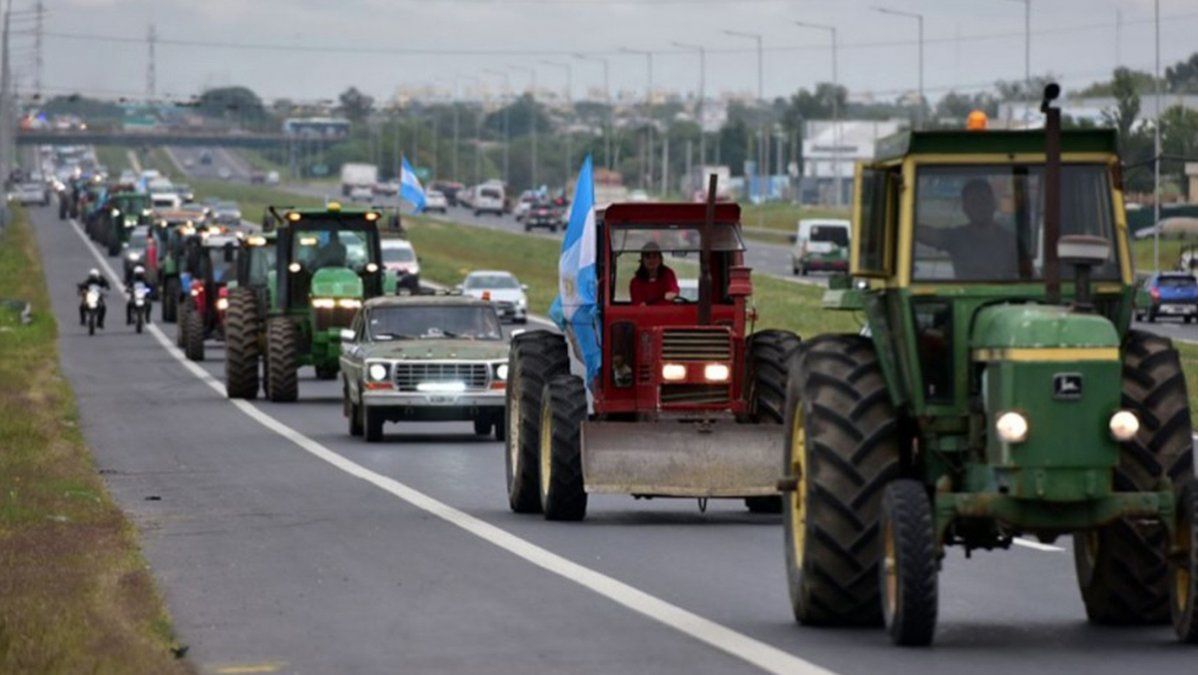 Productores agropecuarios de la provincia de Córdoba realizaban este mediodía un "tractorazo" en la capital, en rechazo de la suba de retenciones a la harina y el aceite de soja que aplicó el Gobierno nacional desde esta semana.