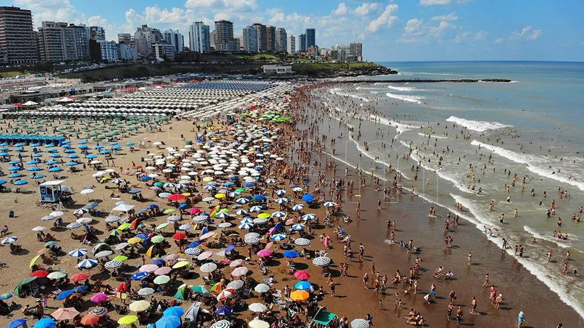 Mar del Plata, colmada de turistas.