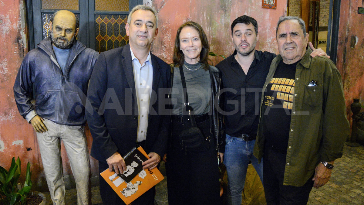 Junto a la estatua del Negro Fontanarrosa posaron el intendente de Rosario, Pablo Javkin; Gabriela Mahy, viuda de Fontanarrosa; el secretario de Cultura de Rosario, Federico Valentini; y Ricardo Centurión, el responsable del bar El Cairo. Junto a la estatua del Negro Fontanarrosa posaron el intendente de Rosario, Pablo Javkin; Gabriela Mahy, viuda de Fontanarrosa; el secretario de Cultura de Rosario, Federico Valentini; y Ricardo Centurión, el responsable del bar El Cairo.