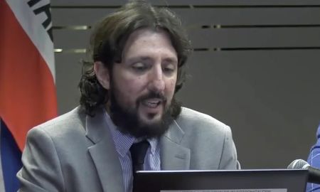 Pablo Laurta, el hombre detenido acusado de doble femicidio, de secuestrar a su hijo y de asesinar a un remisero, será indagado en Concordia. Pablo Laurta, el hombre detenido acusado de doble femicidio, de secuestrar a su hijo y de asesinar a un remisero, será indagado en Concordia.