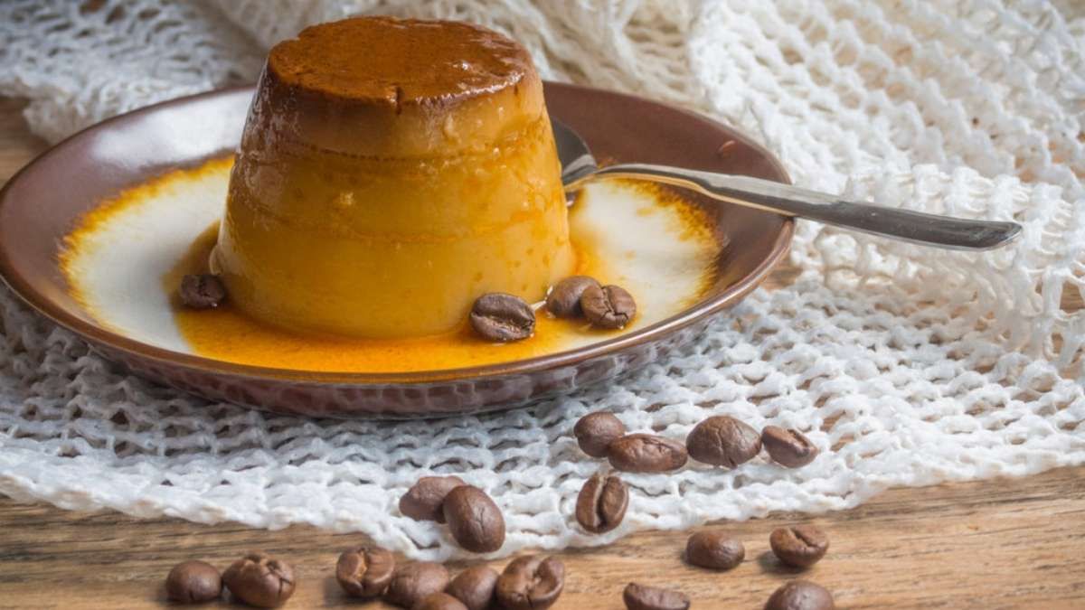 Este flan de café es una reversión de un clásico. 