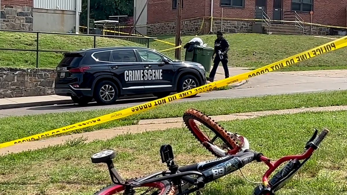 Un agente de policía pasa junto a la bicicleta de un niño después de un tiroteo masivo en el lugar de una fiesta del fin de semana del 4 de julio en Baltimore. Foto NA: REUTERS/Stringr Un agente de policía pasa junto a la bicicleta de un niño después de un tiroteo masivo en el lugar de una fiesta del fin de semana del 4 de julio en Baltimore. Foto NA: REUTERS/Stringr