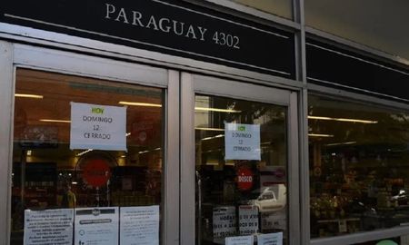 La sucursal está cerrada y hay carteles que lo informan en la entrada La sucursal está cerrada y hay carteles que lo informan en la entrada
