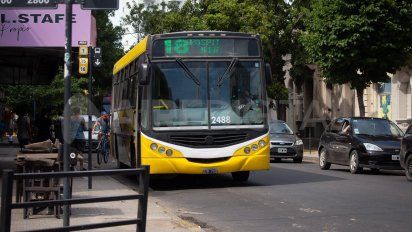 Fuera de sí subieron a un colectivo de la Línea 18, causaron problemas y un pasajero los denunció