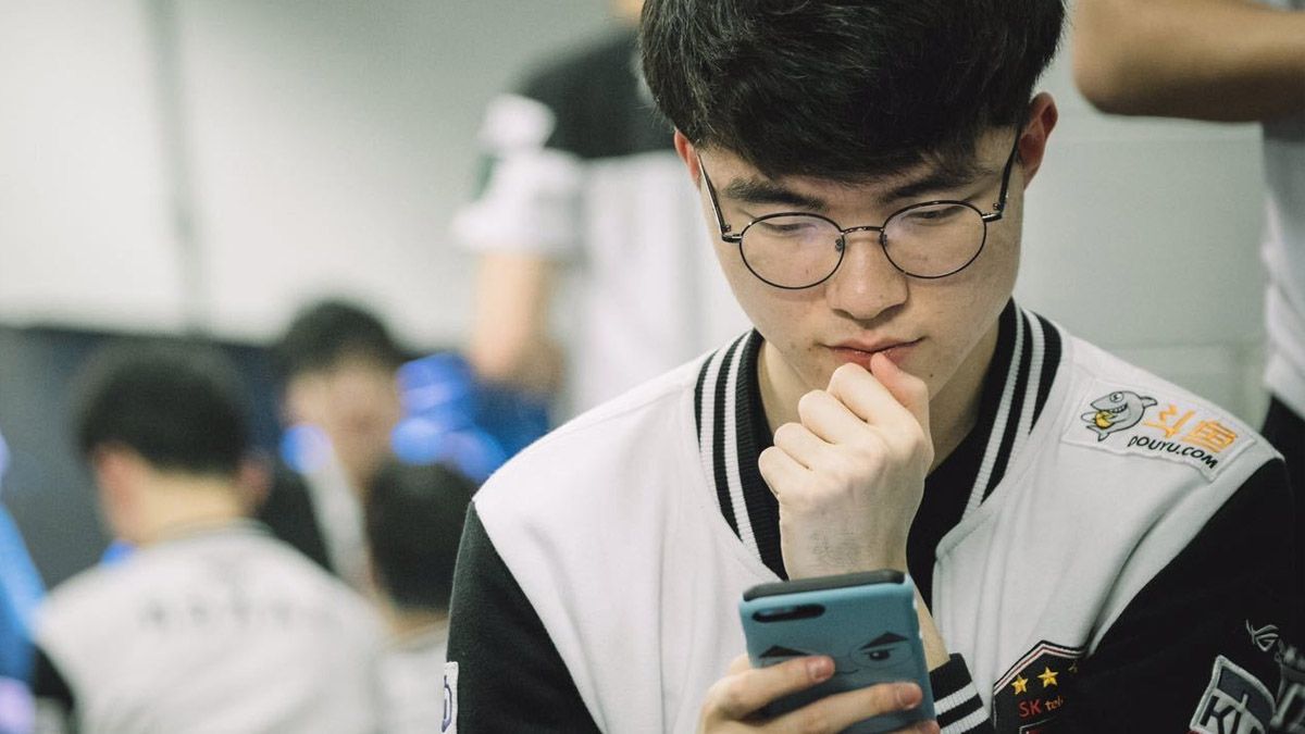 Estos signos del zodiaco que no sueltan el celular por nada en el mundo