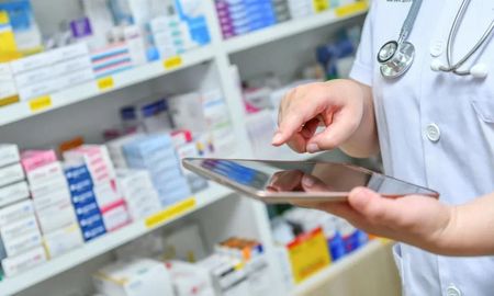 El Iapos transfiere todos los meses más de 6.000 millones de pesos al Colegio de Farmacéuticos de Santa Fe. A eso se suman facturaciones extracápita y lo que pagan los afiliados cada vez que compran un remedio en farmacias. El Iapos transfiere todos los meses más de 6.000 millones de pesos al Colegio de Farmacéuticos de Santa Fe. A eso se suman facturaciones extracápita y lo que pagan los afiliados cada vez que compran un remedio en farmacias.