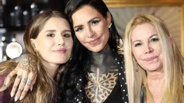 Soledad Aquino y sus hijas.