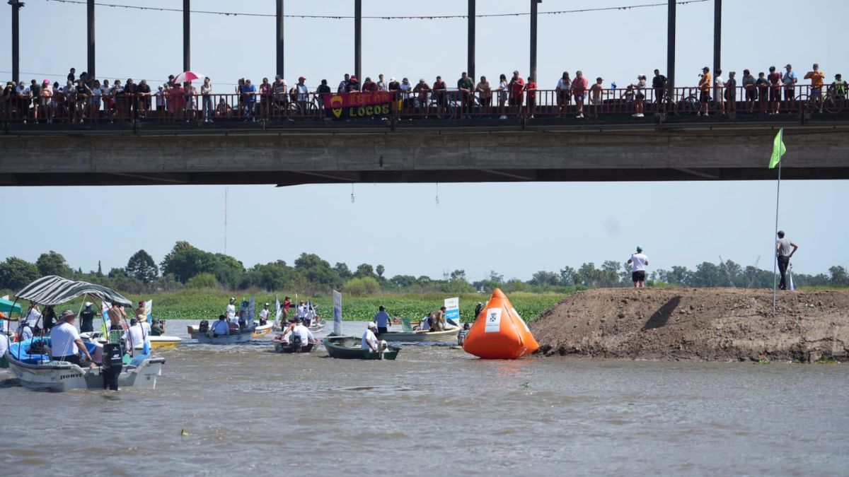 Los protagonistas de la 48° edición de la Santa Fe-Coronda acaban de cruzar el Puente Carretero. Los protagonistas de la 48° edición de la Santa Fe-Coronda acaban de cruzar el Puente Carretero.