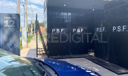 Instalaron vallas blindadas en las seccionales 15, 24 y 20, en Ludueña y Empalme Graneros, los barrios del oeste de Rosario más golpeados por la violencia. Instalaron vallas blindadas en las seccionales 15, 24 y 20, en Ludueña y Empalme Graneros, los barrios del oeste de Rosario más golpeados por la violencia.