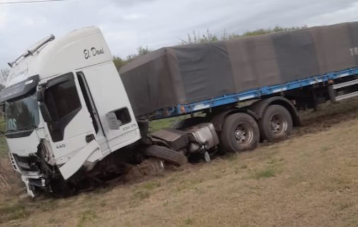 Un adolescente de 16 años falleció en el acto tras chocar su auto contra un camión en la ruta. Un adolescente de 16 años falleció en el acto tras chocar su auto contra un camión en la ruta.