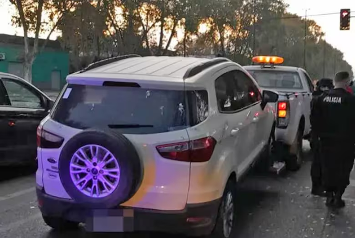 El conductor se quedó dormido en un semáforo debido a la cantidad de alcohol ingerido. El conductor se quedó dormido en un semáforo debido a la cantidad de alcohol ingerido.