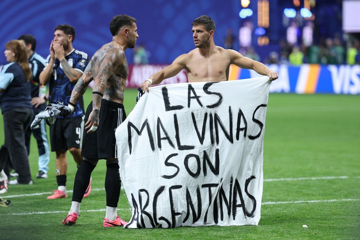 Giovani Lo Celso llevó la bandera de Las Malvinas son argentinas y, junto al resto de los jugadores, festejó la victoria de Argentina.