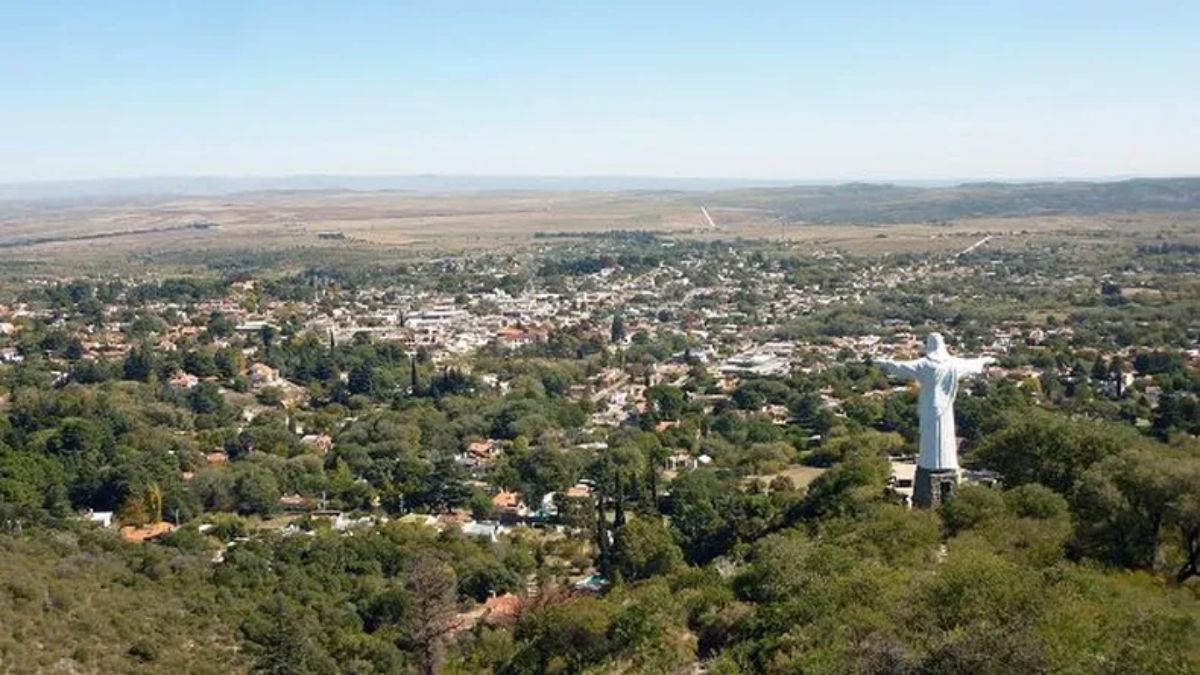 El monumento del Cristo Redentor corona la fisonomía urbana de la localidad y funciona como el mirador natural más estratégico para capturar postales completas del Valle de Punilla.