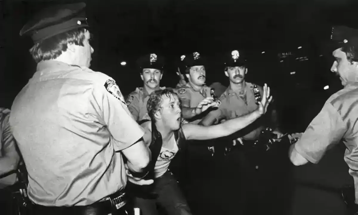 Los disturbios de Stonewall consistieron en una serie de manifestaciones espontáneas y violentas contra una redada policial que tuvo lugar en la madrugada del 28 de junio de 1969, en el bar conocido como Stonewall Inn del barrio neoyorquino de Greenwich Village.