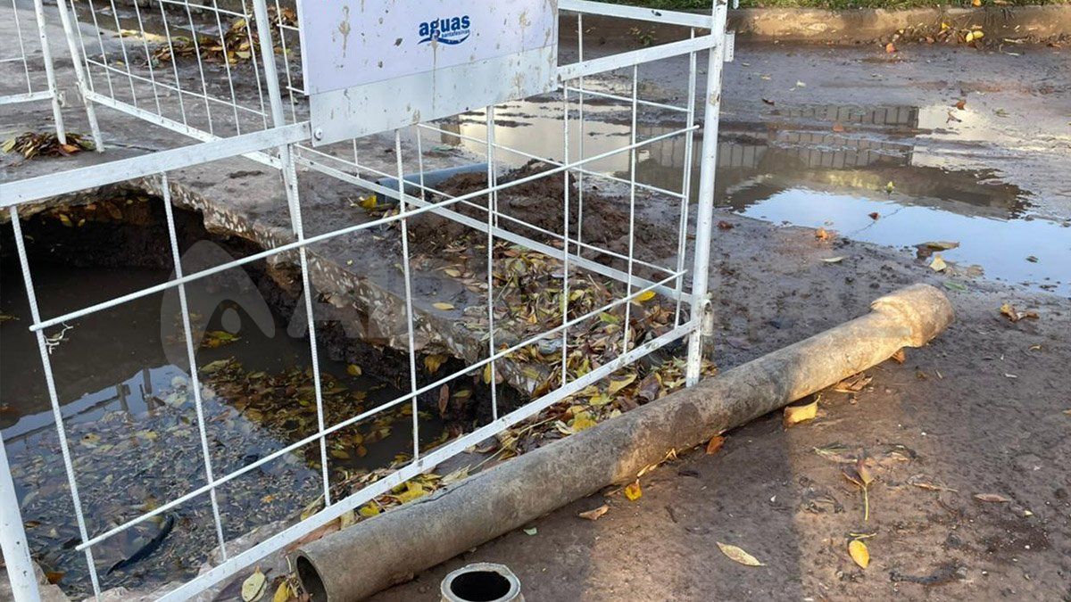 Retiraron el ca&ntilde;o roto que causaba un manantial en barrio Sargento Cabral.&nbsp;