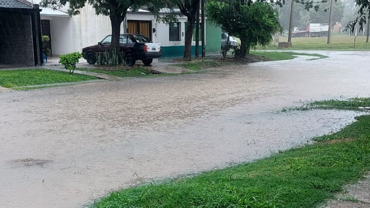 La cantidad de agua caída provocó anegamiento en las diferentes localidades del norte del departamento La Capital. La cantidad de agua caída provocó anegamiento en las diferentes localidades del norte del departamento La Capital.