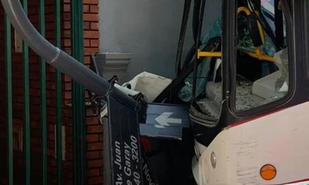 conducia un camion, choco con un colectivo y se incrusto en comercio conducia un camion, choco con un colectivo y se incrusto en comercio