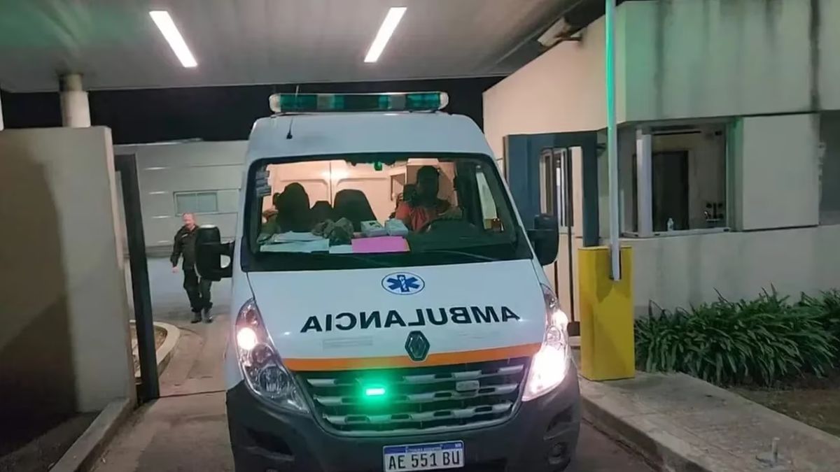 La ambulancia que trasladó a Jorge Rial desde el Aeropuerto de Ezeiza al Sanatorio Finochietto (Foto: TN).