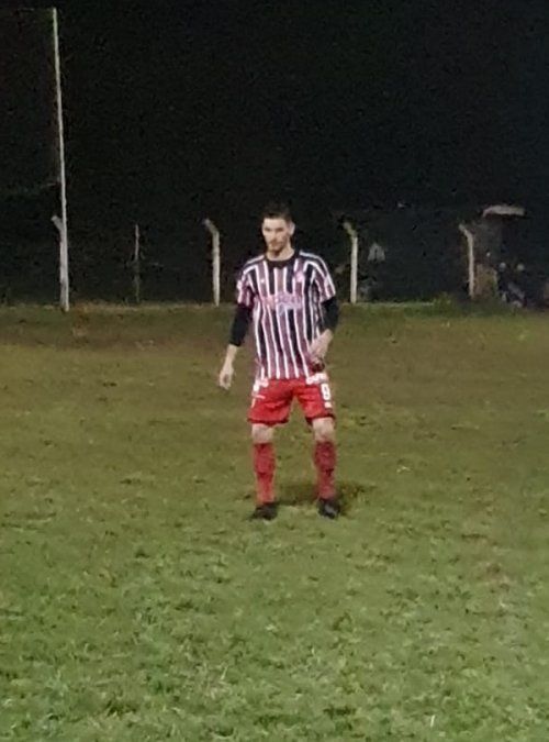 Alario y varios jugadores profesionales jugaron para Juventud Unida de Candioti