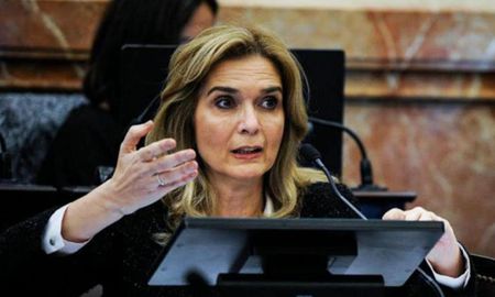 La senadora nacional por Tucumán, Silvia Elías de Pérez (UCR) anunció este martes que, en caso de que el Senado apruebe el proyecto de interrupción voluntaria del embarazo (IVE) y lo convierta en ley, recurrirán a la Justicia para impedir su aplicación. La senadora nacional por Tucumán, Silvia Elías de Pérez (UCR) anunció este martes que, en caso de que el Senado apruebe el proyecto de interrupción voluntaria del embarazo (IVE) y lo convierta en ley, recurrirán a la Justicia para impedir su aplicación.