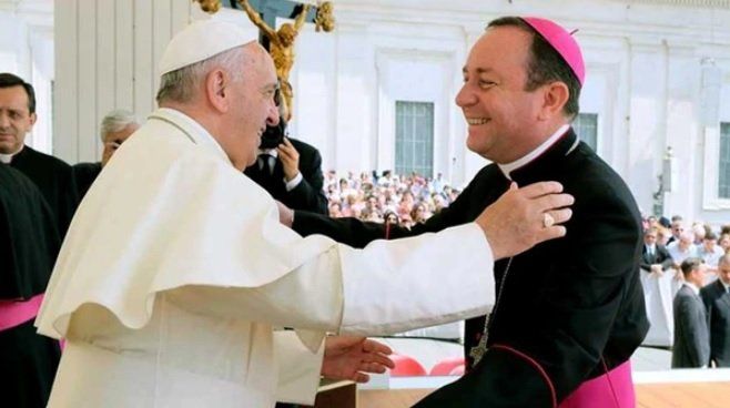 El Papa nombró a un cura argentino en la entidad que administra las propiedades del Vaticano