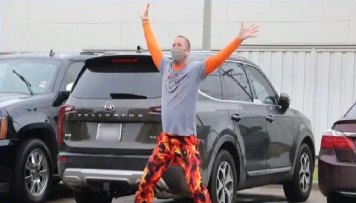 Un padre baila frente al hospital para hacer sonreír a su hijo