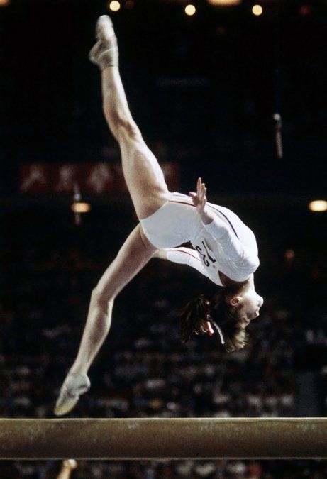 Otro de los oros que Comaneci ganó en Montreal 1976 fue por su rutina en la barra de equilibrio (foto) y, al igual que con las barras asimétricas, dejó boquiabiertos a todos. Años después, cuando le preguntaron qué tenía de diferente su ejercicio con respecto a sus rivales, reveló: “Yo lo llamo el toque Nadia. ¿Que en qué consiste ese toque? En hacer un poco más de lo que los jueces piden, supongo”.