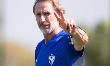 Ricardo Gareca, quien fue técnico de Colon en el 2001, será homenajeado por parte de Vélez Sarsfield. Ricardo Gareca, quien fue técnico de Colon en el 2001, será homenajeado por parte de Vélez Sarsfield.