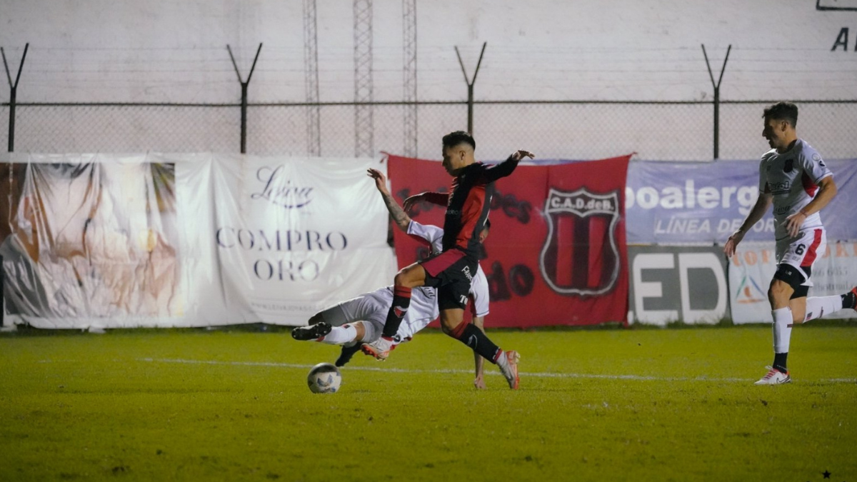 Ignacio Lago en uno de los pocos ataques de Colón ante Defensores.