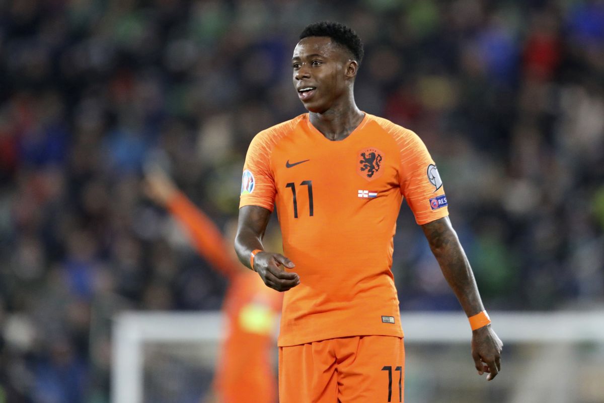 El neerlandés Quincy Promes fue condenado a 18 meses de prisión por apuñalar a su primo en 2020. Mientras, el jugador es investigado por narcotráfico. El neerlandés Quincy Promes fue condenado a 18 meses de prisión por apuñalar a su primo en 2020. Mientras, el jugador es investigado por narcotráfico.