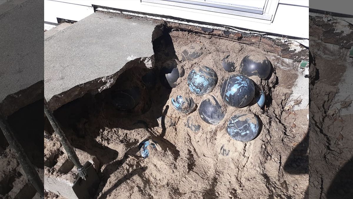 Bolas de Boliche encontradas bajo la casa de David Olson en Norton Shores