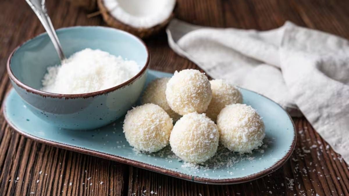 El snack clean que reemplaza al helado: bombones de coco y yogurt listos en 5 minutos