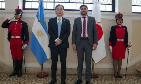 El gobernador de la Provincia, Maximiliano Pullaro, recibió este lunes al embajador de Japón en la Argentina, Hiroshi Yamauchi. El gobernador de la Provincia, Maximiliano Pullaro, recibió este lunes al embajador de Japón en la Argentina, Hiroshi Yamauchi.