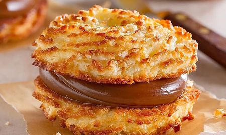 Alfajor de coco relleno con dulce de leche. Alfajor de coco relleno con dulce de leche.