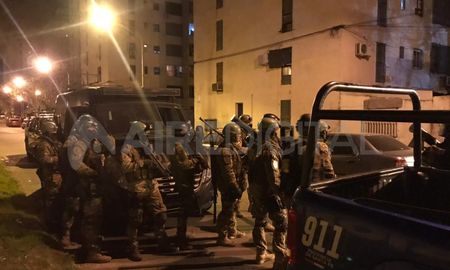 Las Tropas de Operaciones Especiales se aprestan a ingresar al complejo de viviendas donde detuvieron a siete personas en Rosario, entre ellas Nahuel Quinteros, un muchacho que aspira a convertirse en sicario y se lo dice a su jefe por Whatsapp. Las Tropas de Operaciones Especiales se aprestan a ingresar al complejo de viviendas donde detuvieron a siete personas en Rosario, entre ellas Nahuel Quinteros, un muchacho que aspira a convertirse en sicario y se lo dice a su jefe por Whatsapp.
