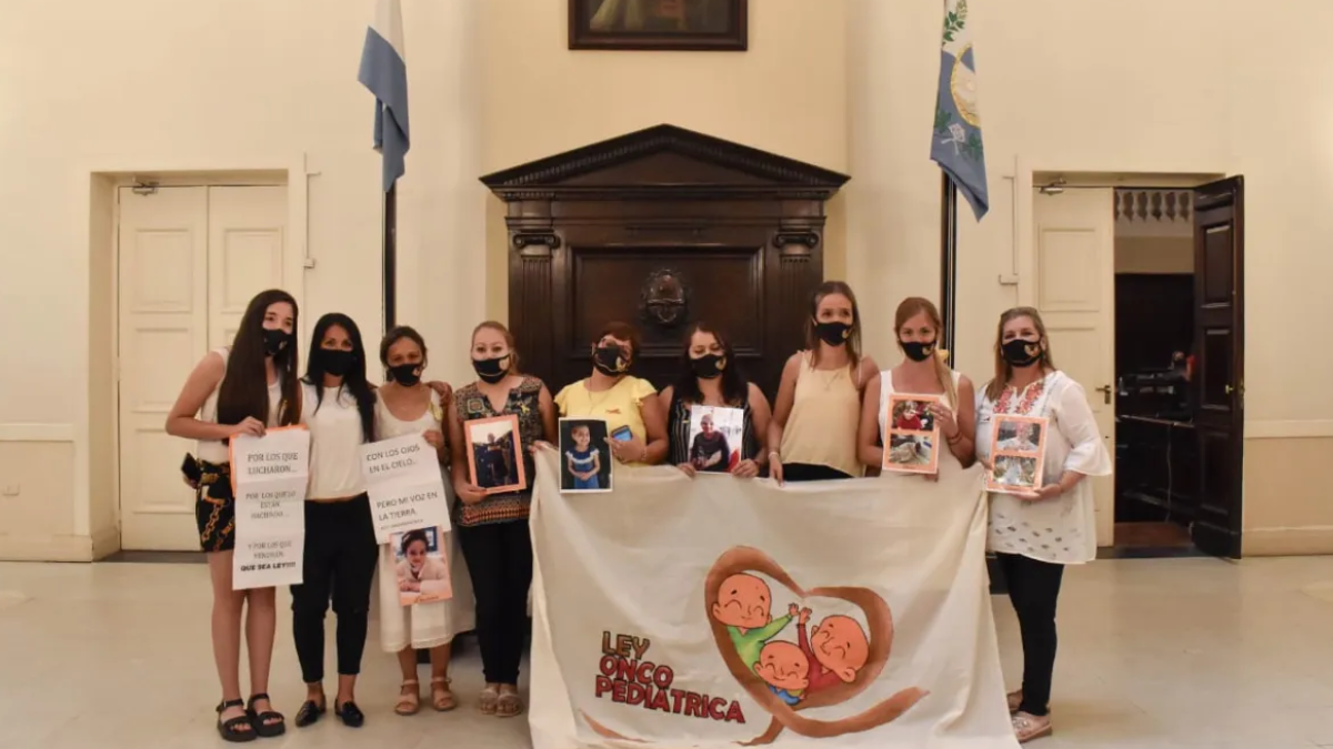 Familias de niños fallecidos por cáncer bregan por sanción de ley de oncopediatría.