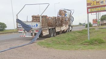 Autovía 19: un camión que transportaba papel prensado volcó parte de su carga a la altura de Franck