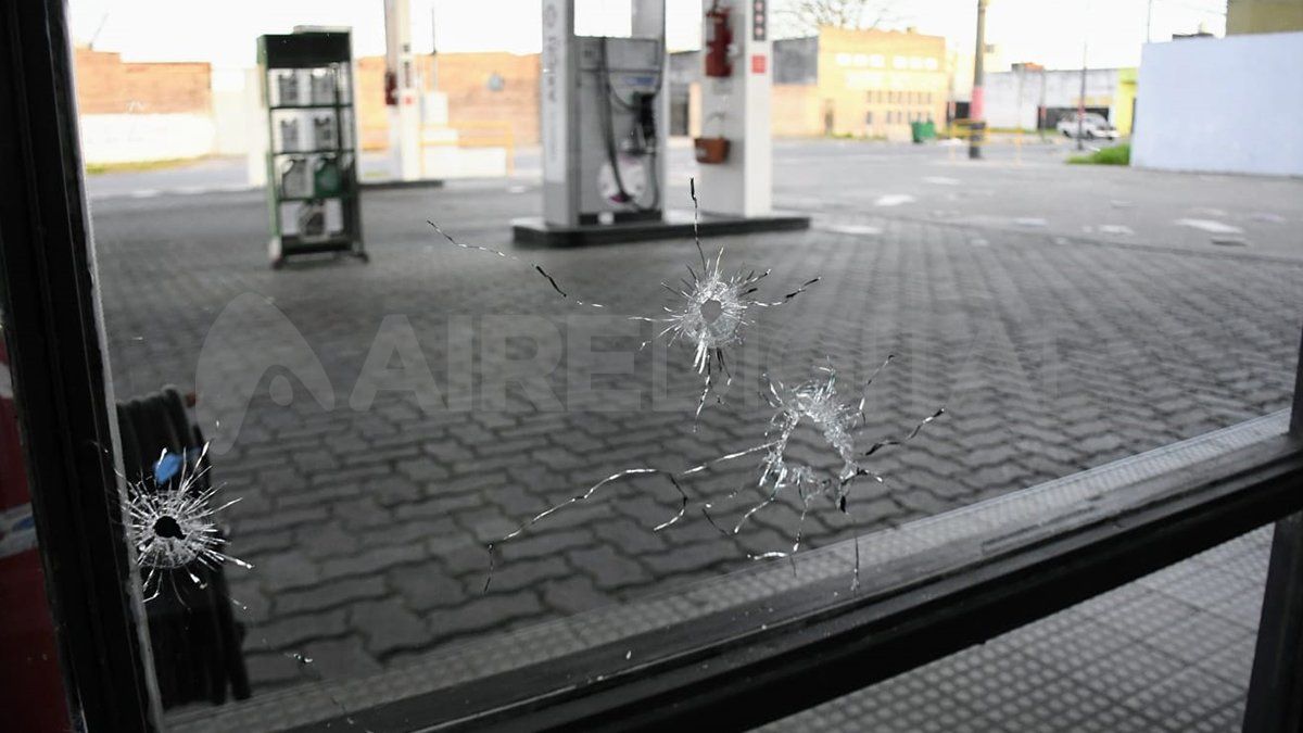 Así quedó el frente del local tras los disparos.&nbsp;